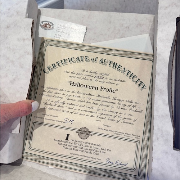 Norman Rockwell "Halloween Frolic" 1994 Bobbing for Apples Decorative Plate - Picture 3 of 5